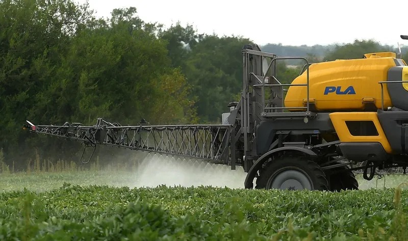 Glifosato: como a Monsanto impôs substância cancerígena à agricultura e por que seu uso não é proibido no Brasil