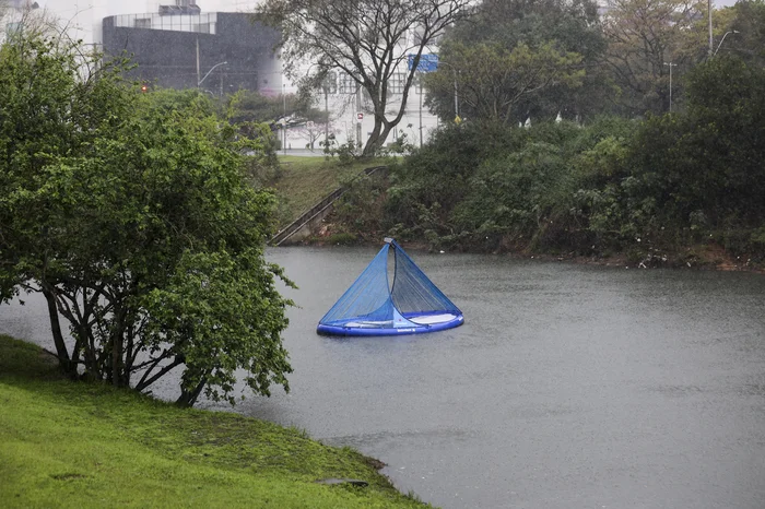 Inseticida banido, metais e aditivo para plásticos: boias encontram três tipos de poluentes no Dilúvio e no Guaíba