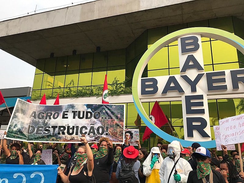 Organizações sociais denunciam farmacêutica Bayer por vender no Sul Global agrotóxicos proibidos na Europa