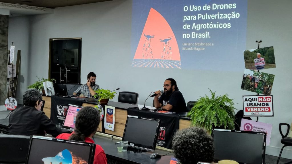 Drones e agrotóxicos: parecer denuncia “guerra química” e falhas na regulação sobre pulverização de venenos no campo