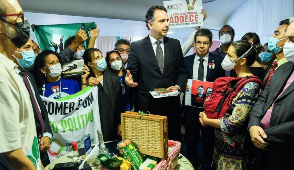 Pacote do Veneno afrouxou controle sobre agrotóxicos no Brasil